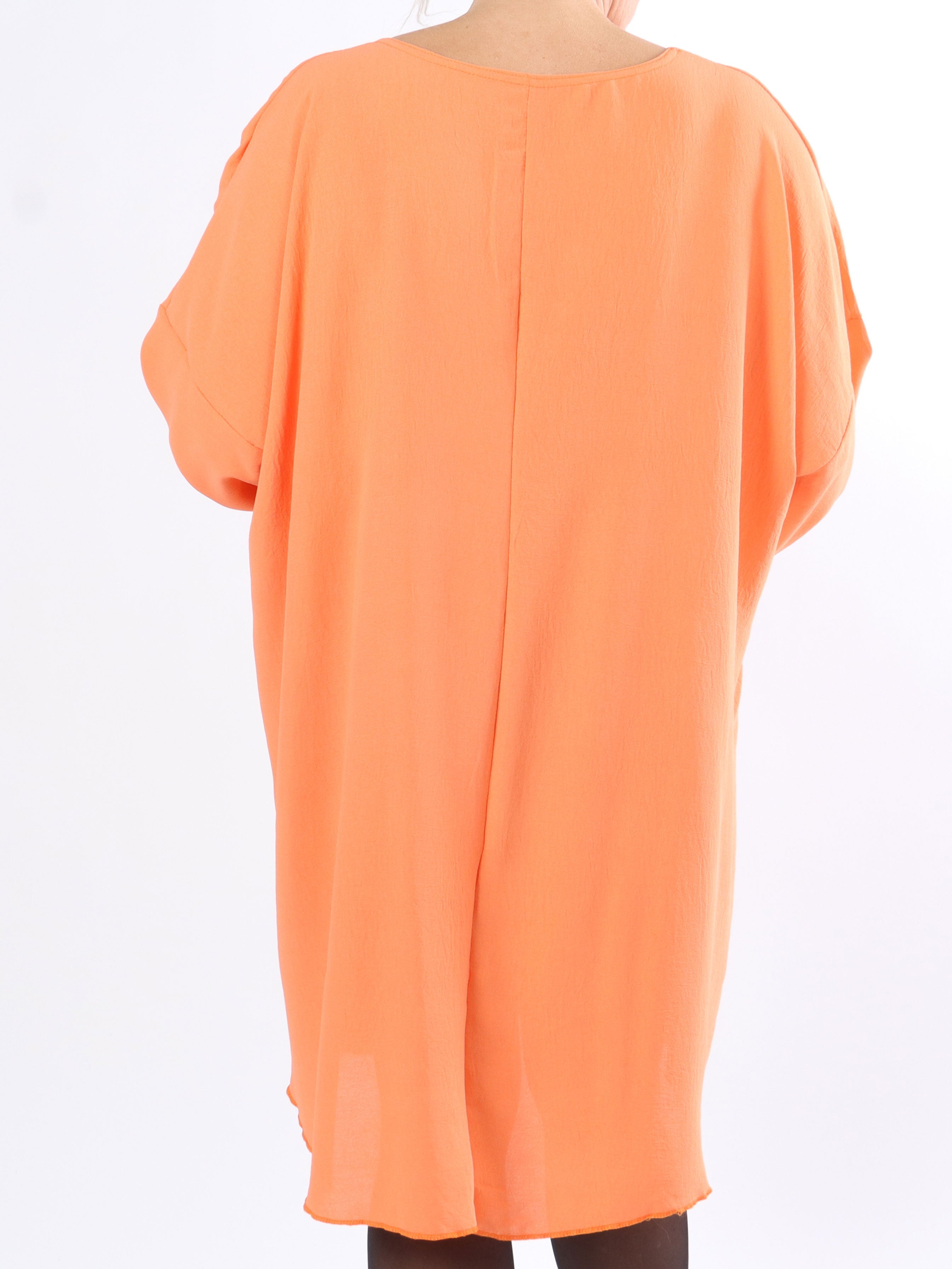 Nella - Cool plussize klänning med guldfärgad skrift